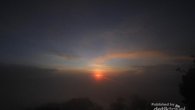 Pesona Golden Sunrise di Gunung Cikuray