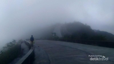 Pesona Gunung Kelud Saat Hujan