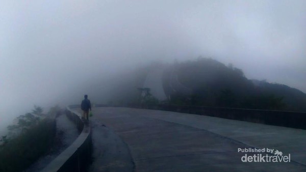 Pesona Gunung Kelud Saat Hujan