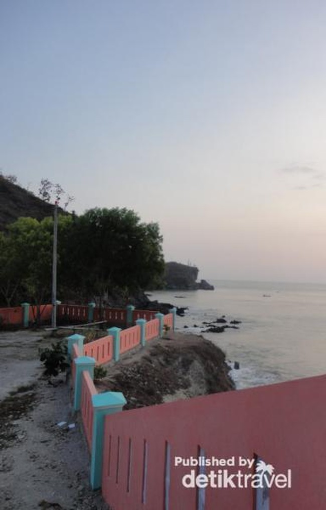 Pesona Kampung Nelayan di Pantai Ayah, Kebumen