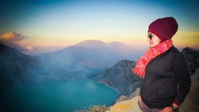 Pesona Kawah Ijen, Dari Penambang Belerang Hingga Api Biru