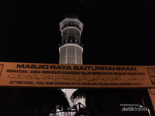 Pesona Masjid Raya Baiturrahman Aceh di Malam Hari