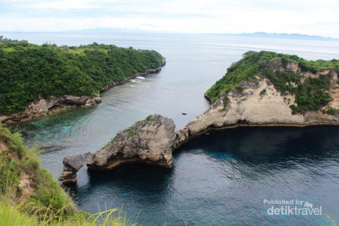 Pesona Pantai Atuh di Nusa Penida