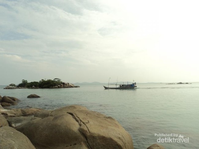 Pesona Pantai Tanjung Kerasak Bangka di Pagi Hari