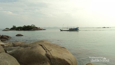 Pesona Pantai Tanjung Kerasak Bangka di Pagi Hari