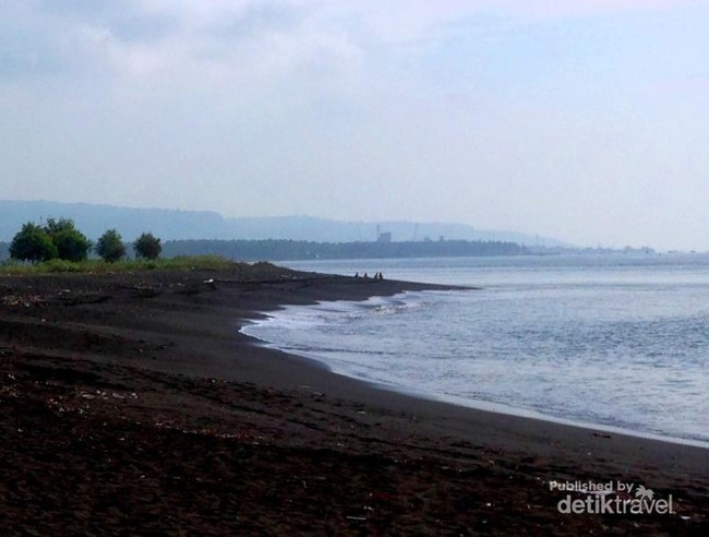 Pesona Pasir Hitam di Pantai Boom, Banyuwangi