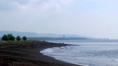 Pesona Pasir Hitam di Pantai Boom, Banyuwangi