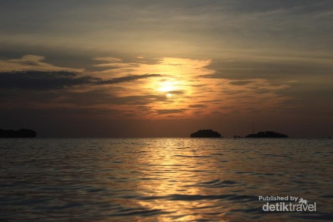 Pesona Sunrise di Pantai Utara Jakarta