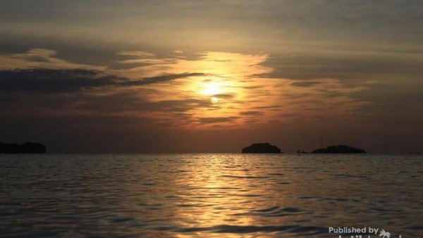 Pesona Sunrise di Pantai Utara Jakarta