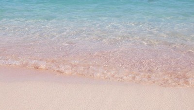 Pink Beach, Pantai Pasir Merah Muda Favorit Turis Dunia