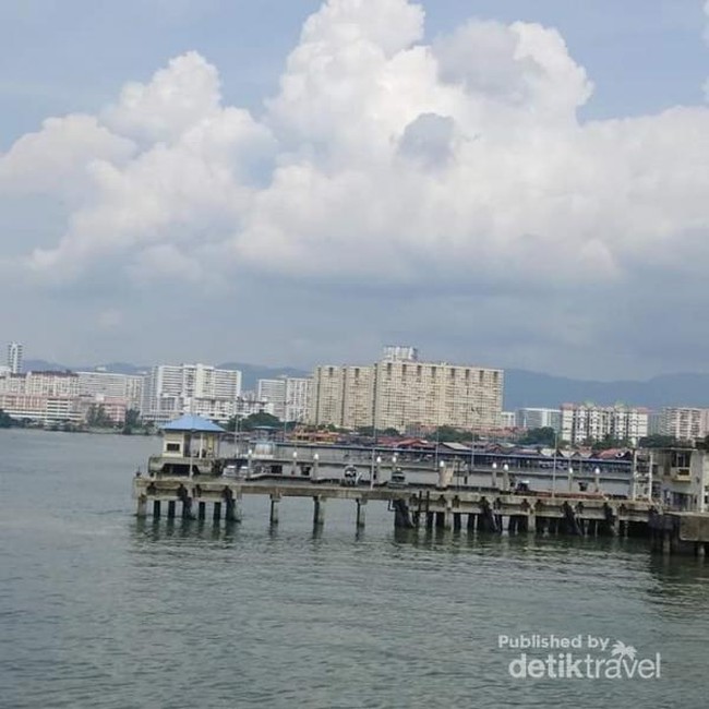 Potret Birunya Laut Penang