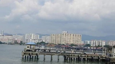 Potret Birunya Laut Penang