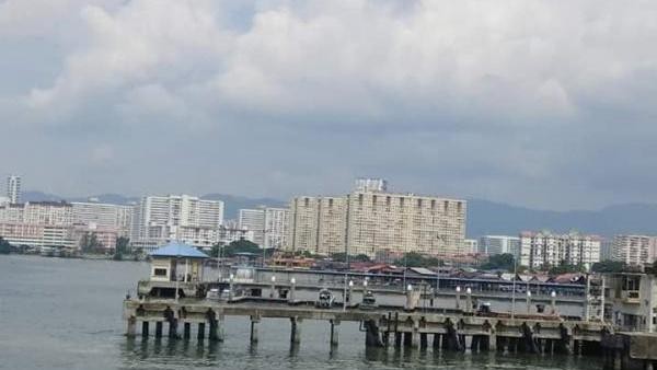 Potret Birunya Laut Penang