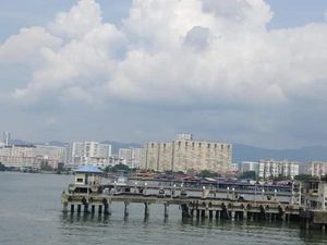 Potret Birunya Laut Penang