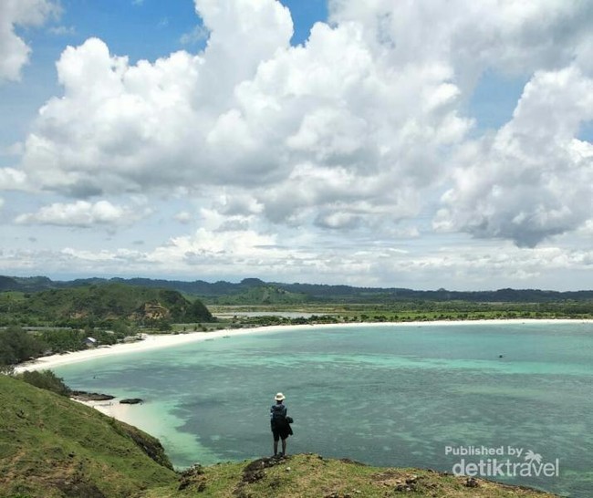 Potret Bukit Merese yang Ciamik di Lombok