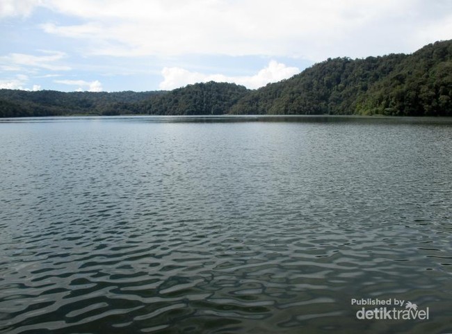 Potret Danau di Kaki Gunung Sinabung