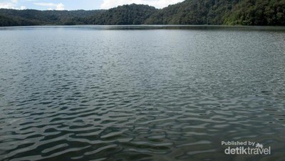 Potret Danau di Kaki Gunung Sinabung