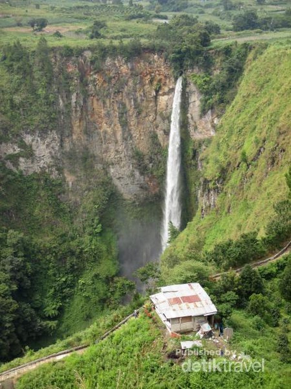 Potret Kecantikan Air Terjun Sipiso-piso
