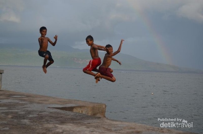 Potret Keceriaan Anak-Anak di Larantuka