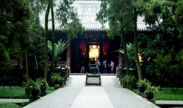 Merupakan kuil yang didedikasikan untuk Zhuge Liang, figur negarawan dan ahli strategi terkenal di Tiongkok