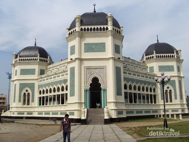 Potret Kemegahan Masjid Raya di Medan