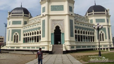 Potret Kemegahan Masjid Raya di Medan