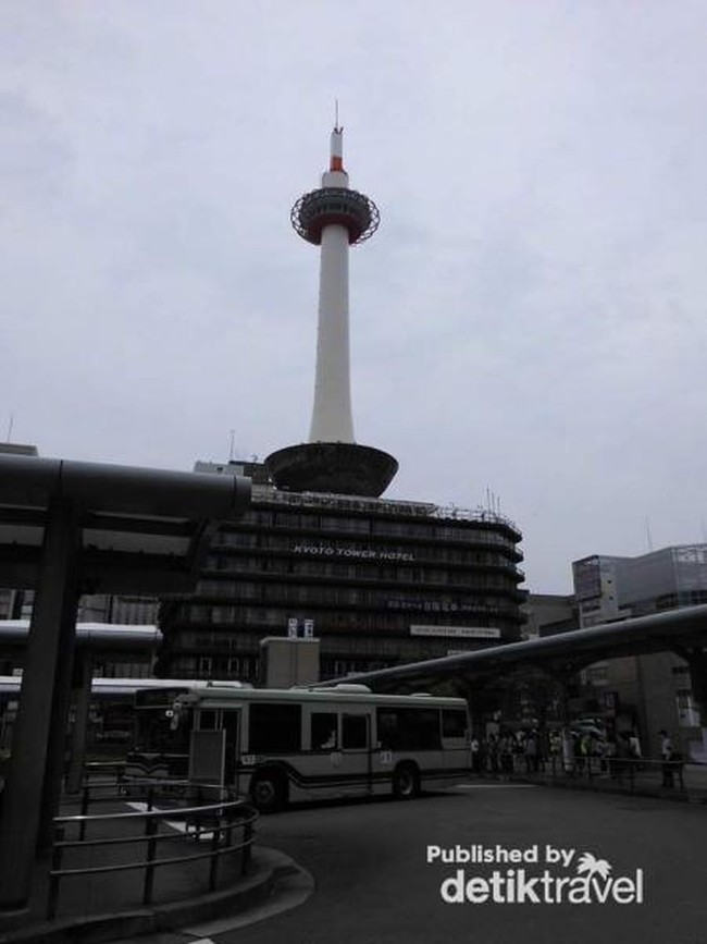 Potret Kyoto Tower yang Bikin Rindu Jalan-Jalan