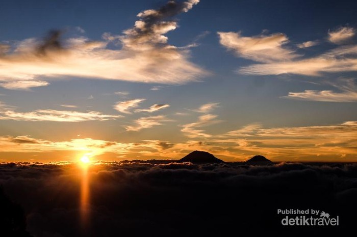 Potret Langit Gunung Merapi yang Eksotis