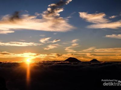 Potret Langit Gunung Merapi yang Eksotis