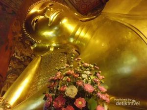 Potret Megah Buddha Emas Raksasa Tidur di Bangkok