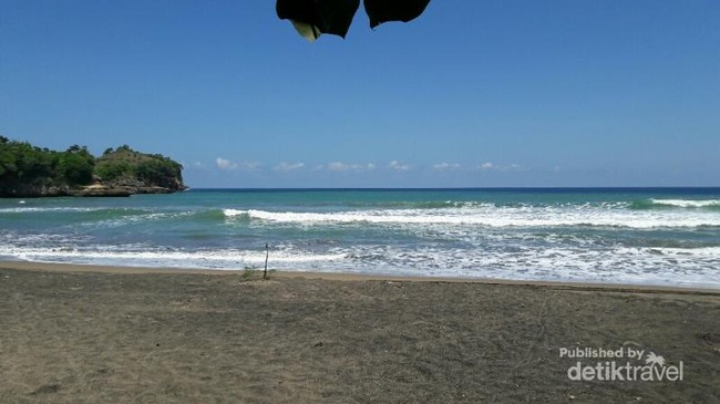 Potret Pantai Serang yang Indah di Blitar