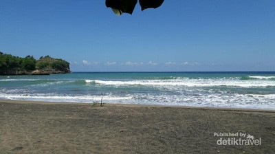 Potret Pantai Serang yang Indah di Blitar