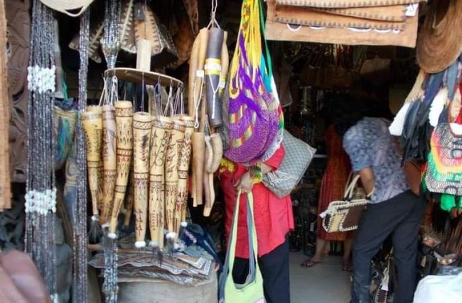 Potret Pasar Hamadi, Tempat Berburu Cenderamata di Papua