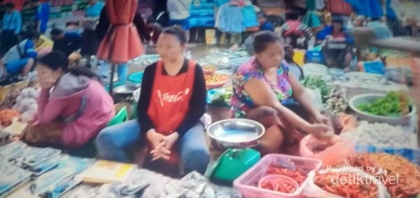 Penjual tampak rukun dengan masing-masing dagangannya.