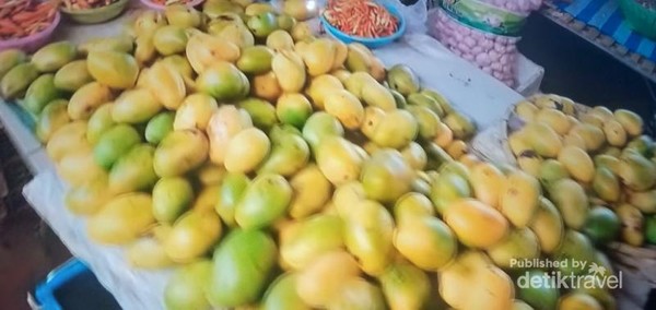 Buah mangga di pasar Dao Hueang Pakse.