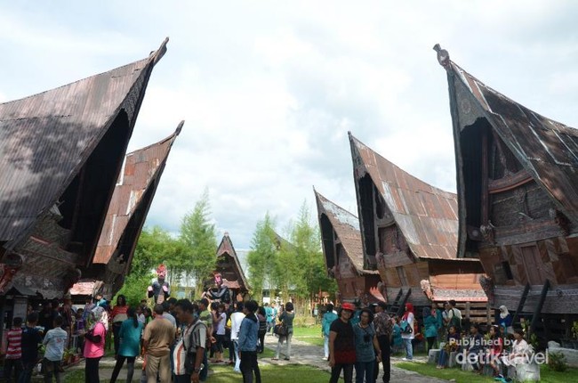 Potret Rumah Adat Batak di Balige, Sumut