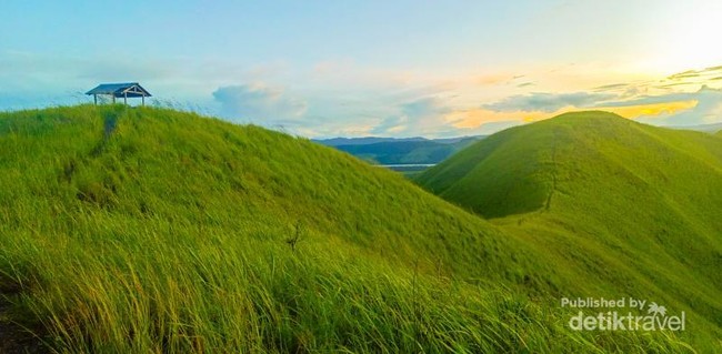Potret: Senja yang Indah di Bukit Teletubbies Sentani