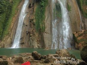 Potret Serunya Main Air di Curug Cikaso Sukabumi