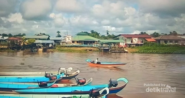 Potret Suasana Tepian Sungai Dalat Sarawak Malaysia