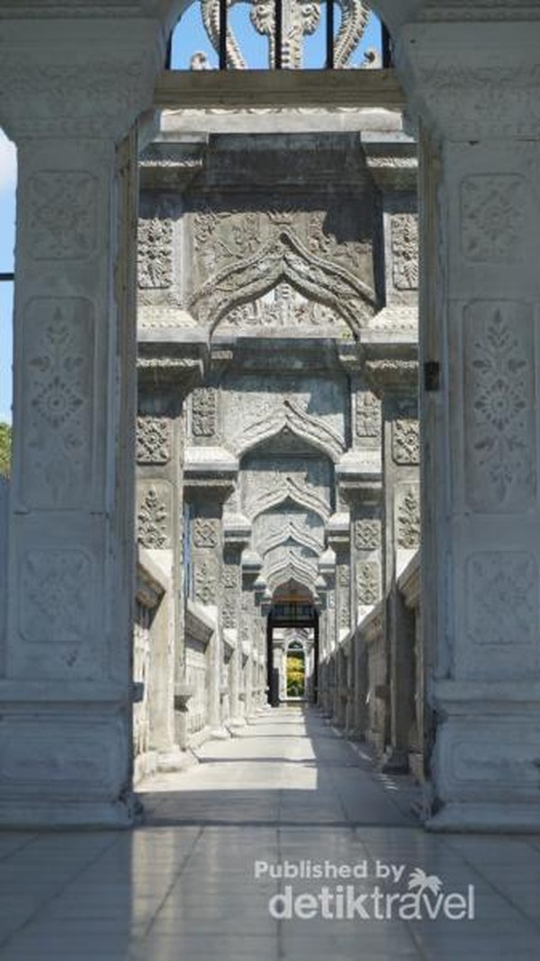 Jembatan cantik yang membawa pengunjung memasuki Balai Gili , tempat anggota kerajaan beristirahat.