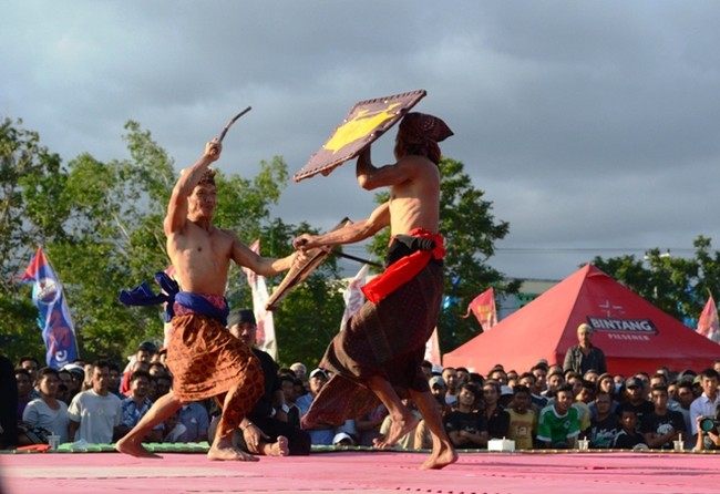 Prak! Prok! Serunya Tradisi Adu Rotan di Lombok