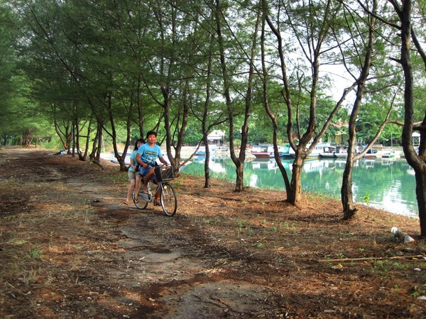 Bersepeda di Bukit Matahari