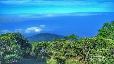 Puncak Ciremai, Langit Birunya Seperti Laut