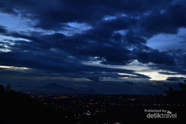 Puncak yang Syahdu di Pagi Hari