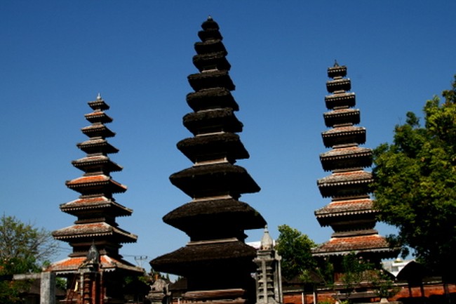 Pura Terbesar di Lombok Berdampingan dengan Mesjid