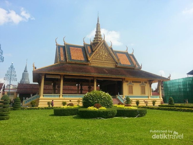 Royal Palace & Silver Pagoda, Sambut Waisak di Kamboja