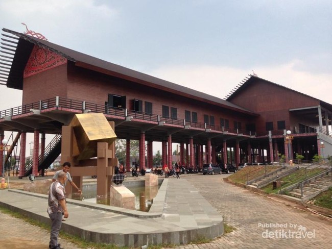 Rumah Radakng, Rumah Adat Raksasa di Pontianak