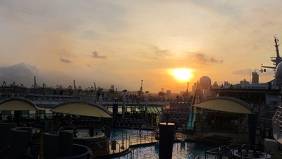 Saat Hari Berakhir di Atas Kapal Pesiar