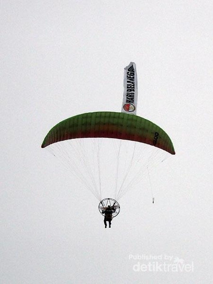Saat Paralayang Bertebaran di Langit Monas