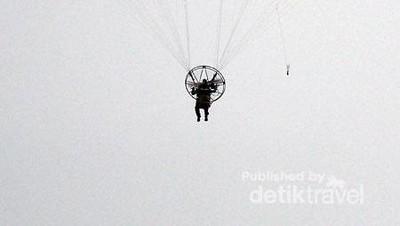 Saat Paralayang Bertebaran di Langit Monas